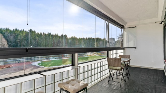 Den store, innglassede balkongen på 13 m² fungerer som en forlengelse av stuen og har flott utsikt mot Svarttjern.