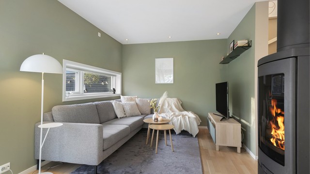 Stuen har 3-stavsparkett på gulvet og en takhøyde på cirka 2,41 meter.