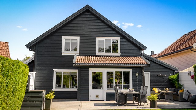 Her bor du skjermet til i en rolig gate med en lettstelt, pent opparbeidet og solrik hage.