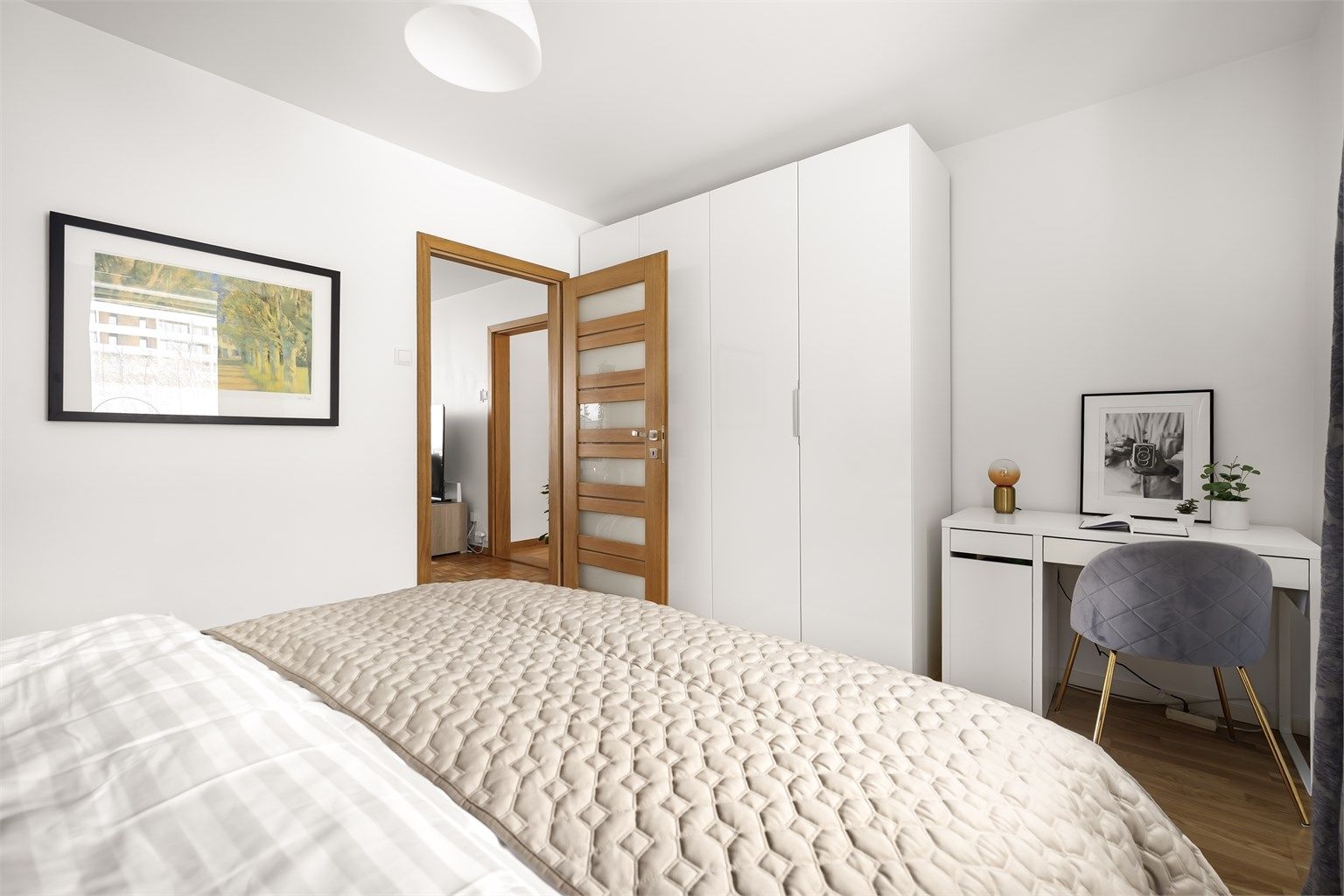 Også her er det god plass til soveromsmøblement.