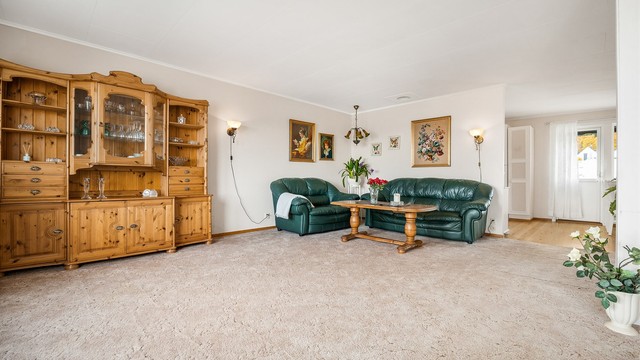 Stuen har god plass til både sofagruppe og større møbler.