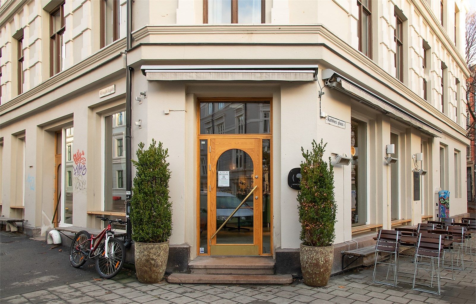 Populære Apostrophe, samt mange andre spisesteder/caféer i nærområdet. 