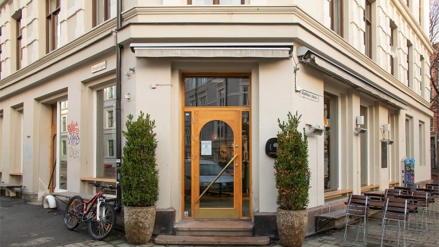 Populære Apostrophe, samt mange andre spisesteder/caféer i nærområdet.