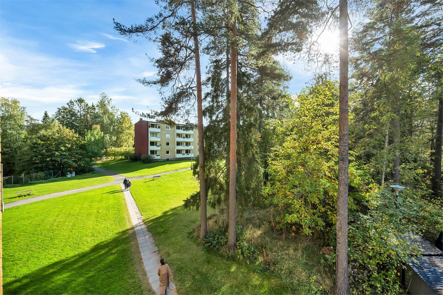 Grønne næromgivelser med kort gangavstand til Bergkrystallen T-bane og dagligvarebutikker.