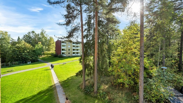 Grønne næromgivelser med kort gangavstand til Bergkrystallen T-bane og dagligvarebutikker.