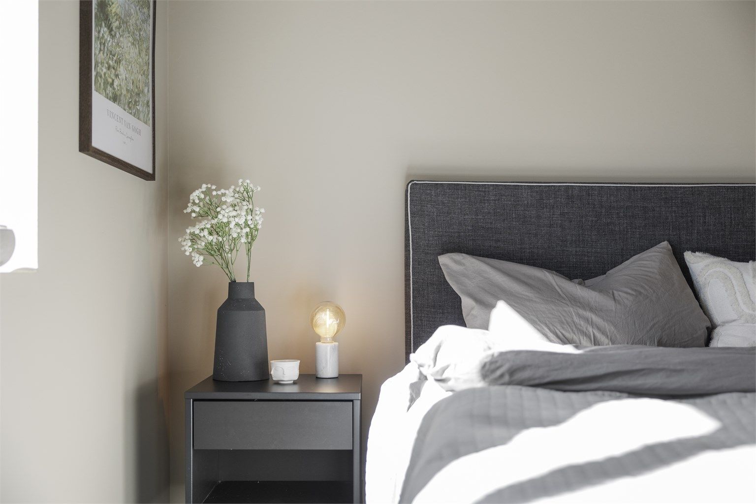 Gjennomgående materialvalg og farger skaper en helhetlig og rolig stemning.