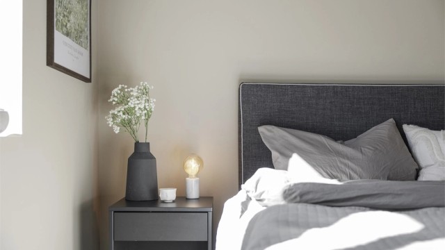 Gjennomgående materialvalg og farger skaper en helhetlig og rolig stemning.