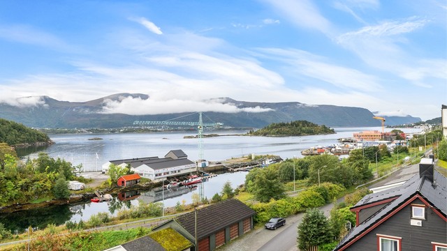 Flott utsikt mot syd mot Borgundfjorden