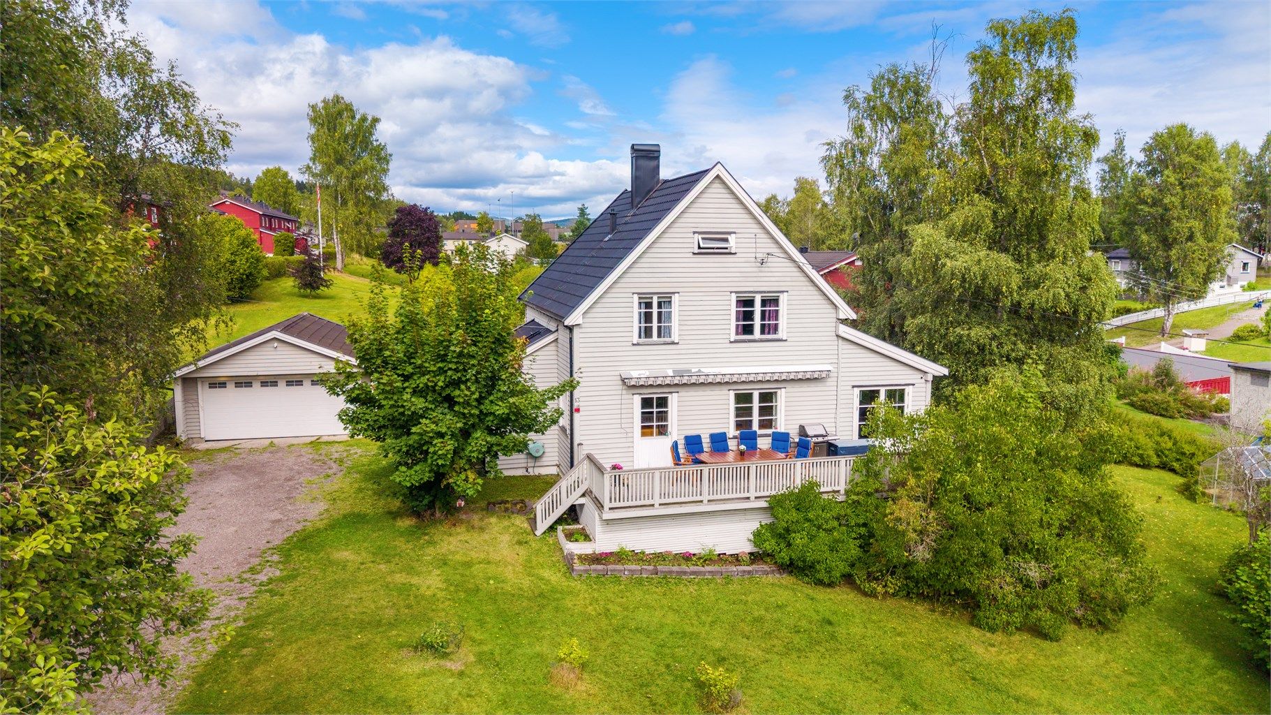 Koselig enebolig med garasje og stor tomt.