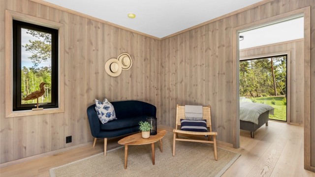 Annekset har også et oppholdsrom med et lite kjøkken.