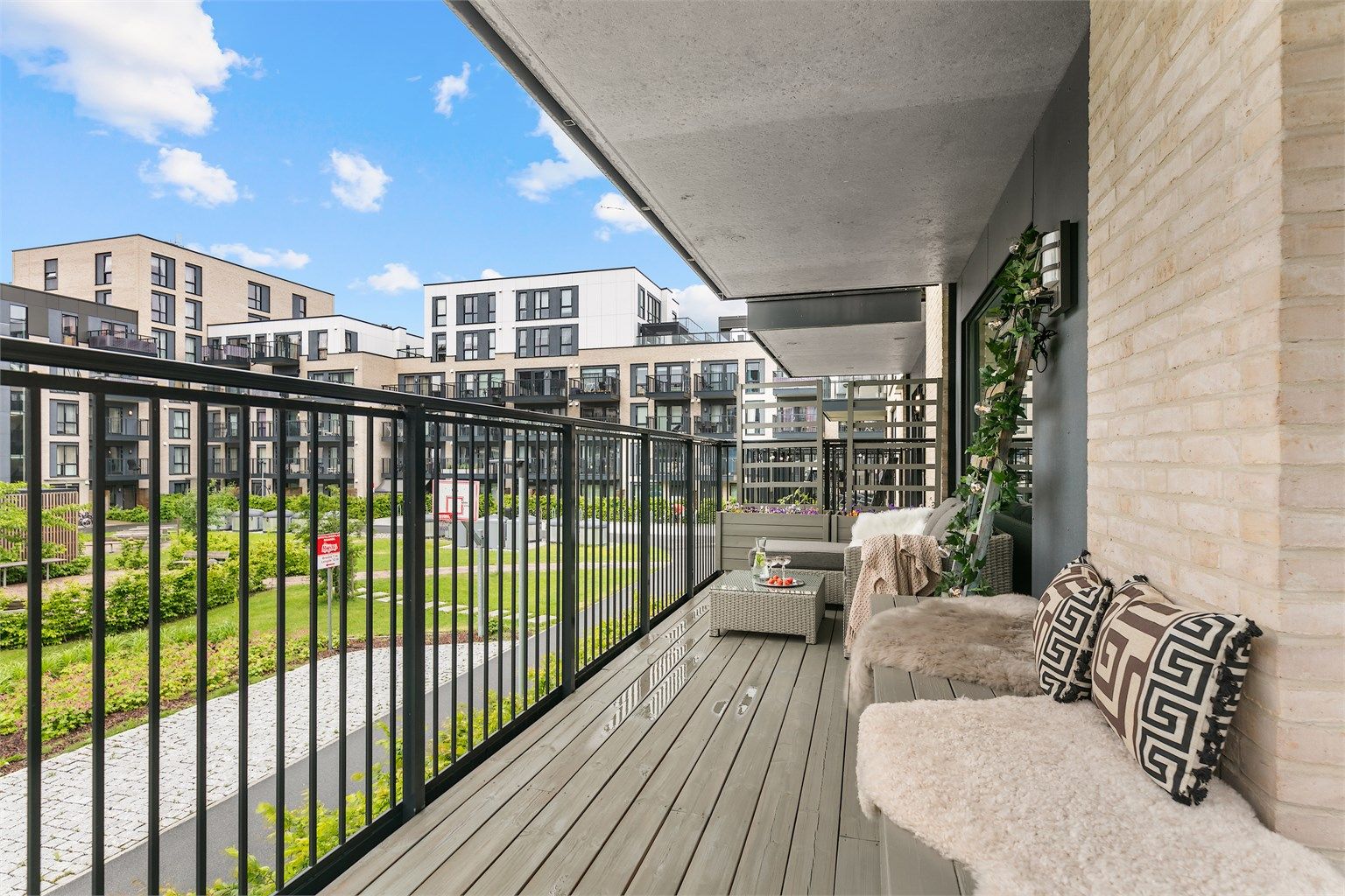 Med en balkong på hver side av leiligheten kan solen nytes gjennom hele dagen.