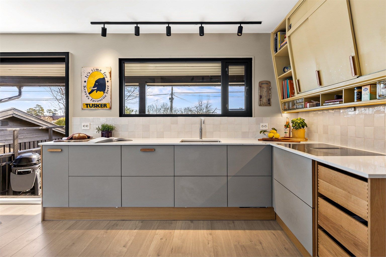 Lyst og fint kjøkken fra 2024, med integrerte hvitevarer og utgang til balkong.