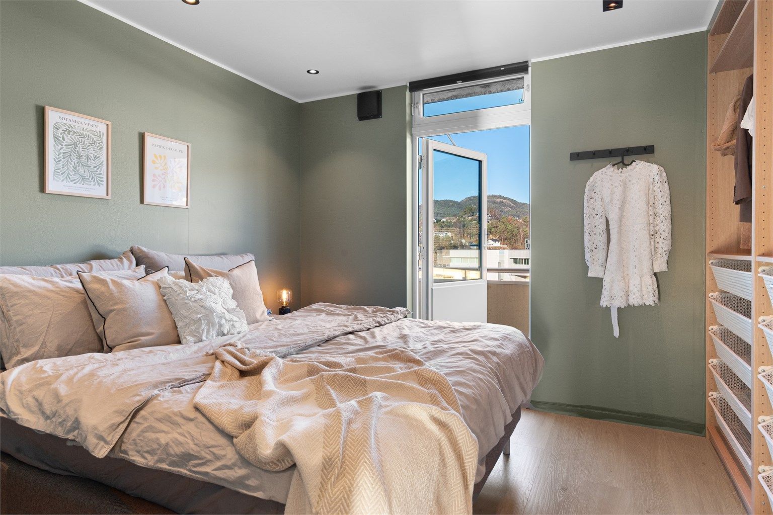 - Boligens hovedsoverom! Luftig soverom som har rikelig med klesoppbevaring samt god plass til dobbeltseng -