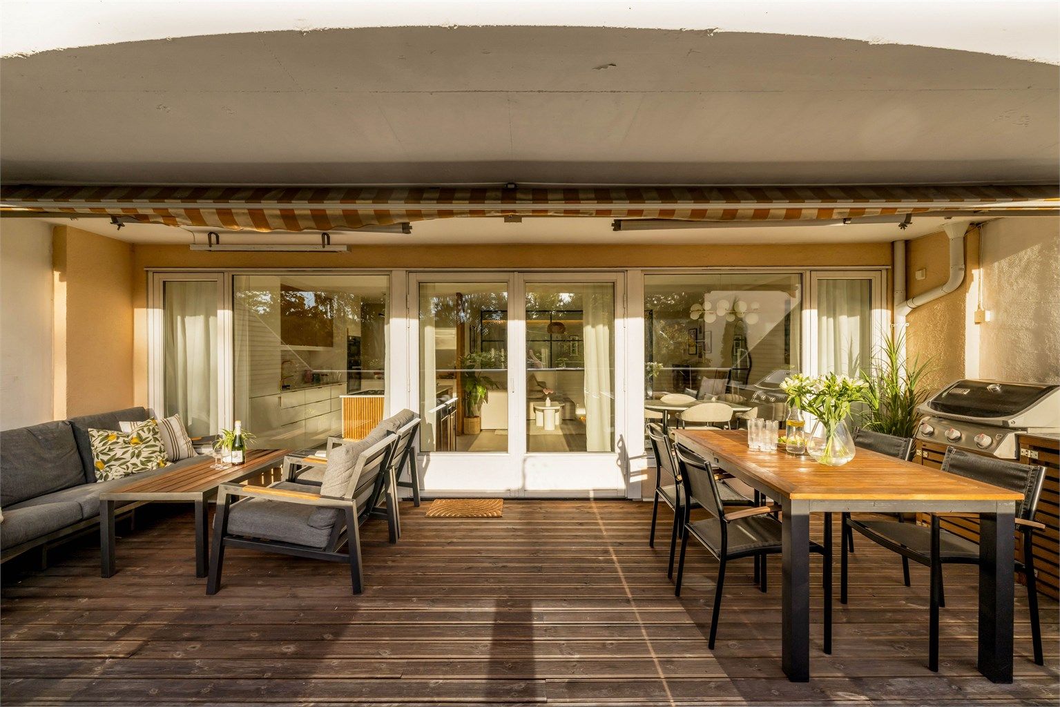 Vestvendt terrasse på hele 24 kvm med god plass til både spisebord og sittegruppe.