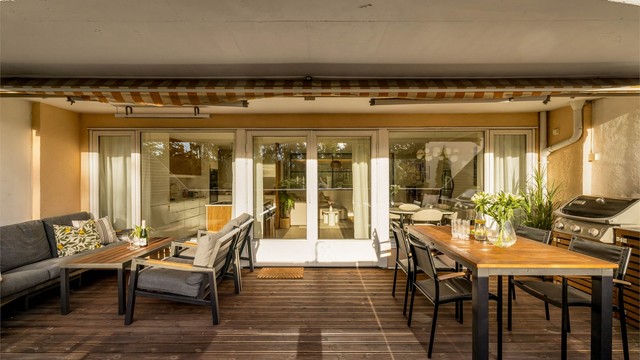 Vestvendt terrasse på hele 24 kvm med god plass til både spisebord og sittegruppe.