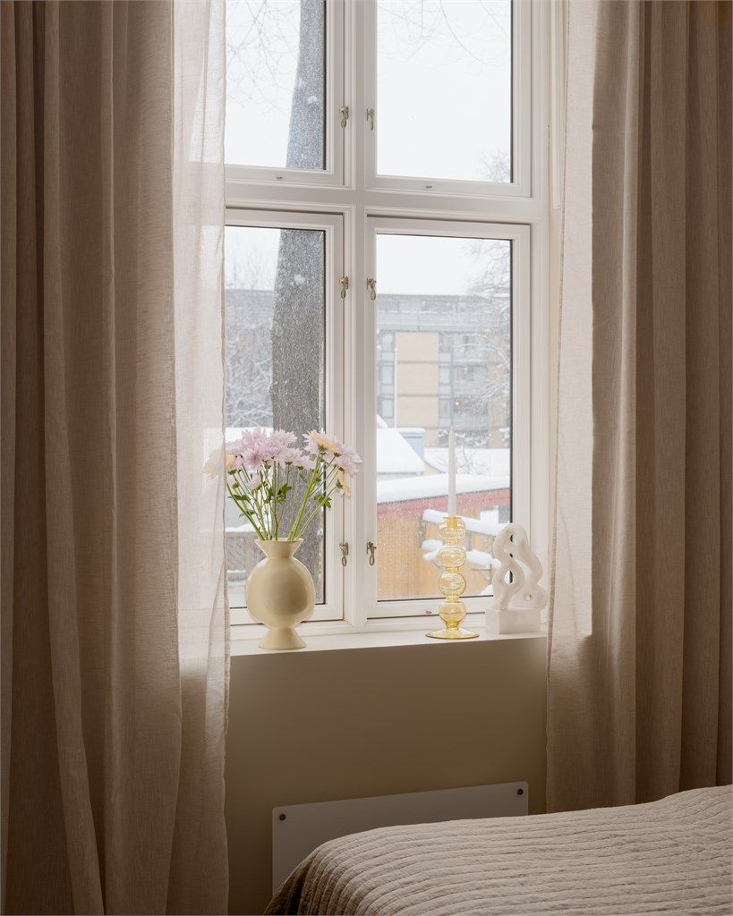 Begge soverommene vender ut mot den rolige bakgården og er skjermet for alt annet enn fuglekvitter.