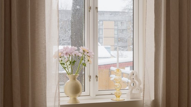 Begge soverommene vender ut mot den rolige bakgården og er skjermet for alt annet enn fuglekvitter.