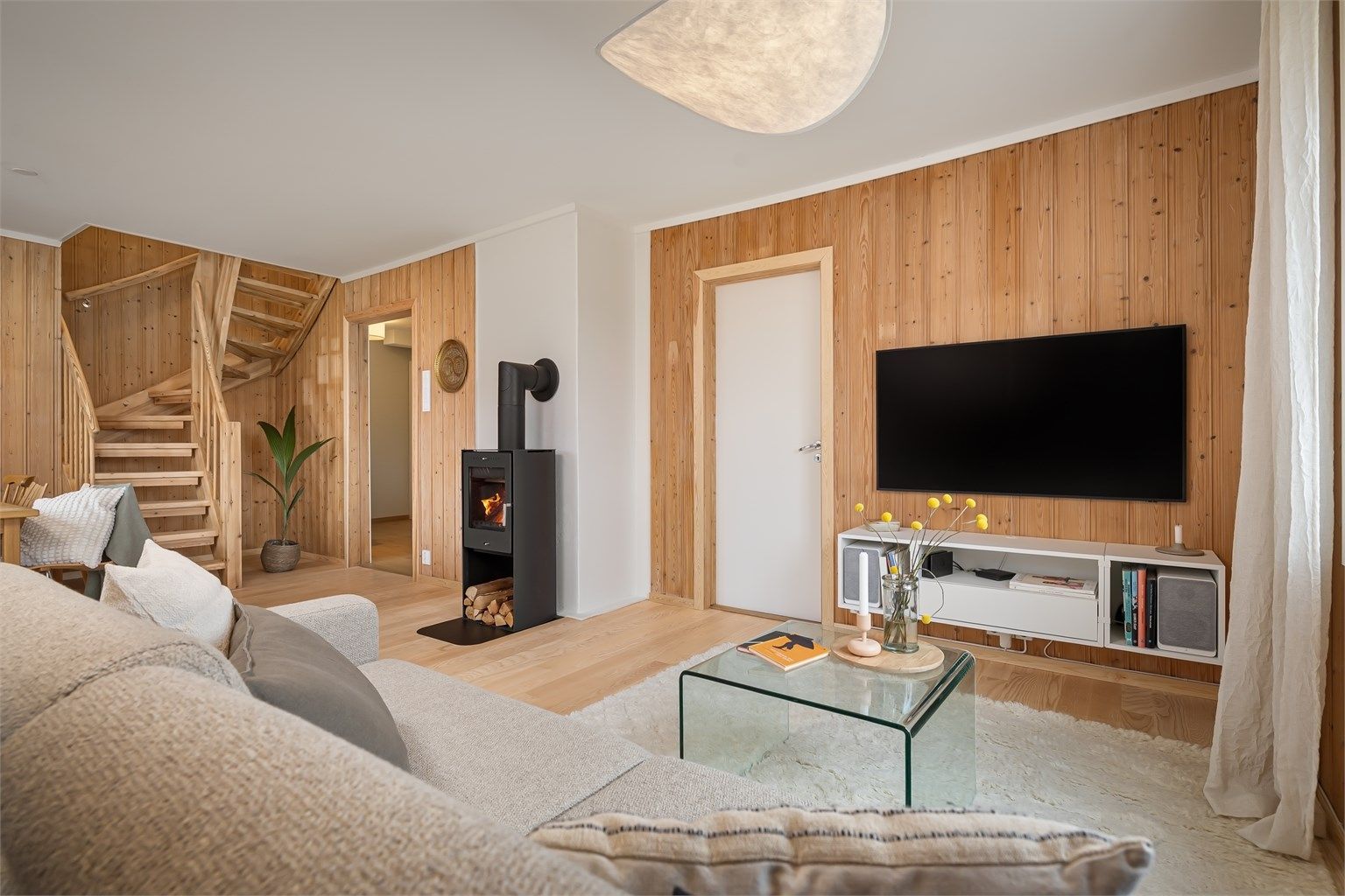  Rommet har en moderne peisovn fra 2025 som fungerer som et møbel i seg selv samtidig som den generer god varme