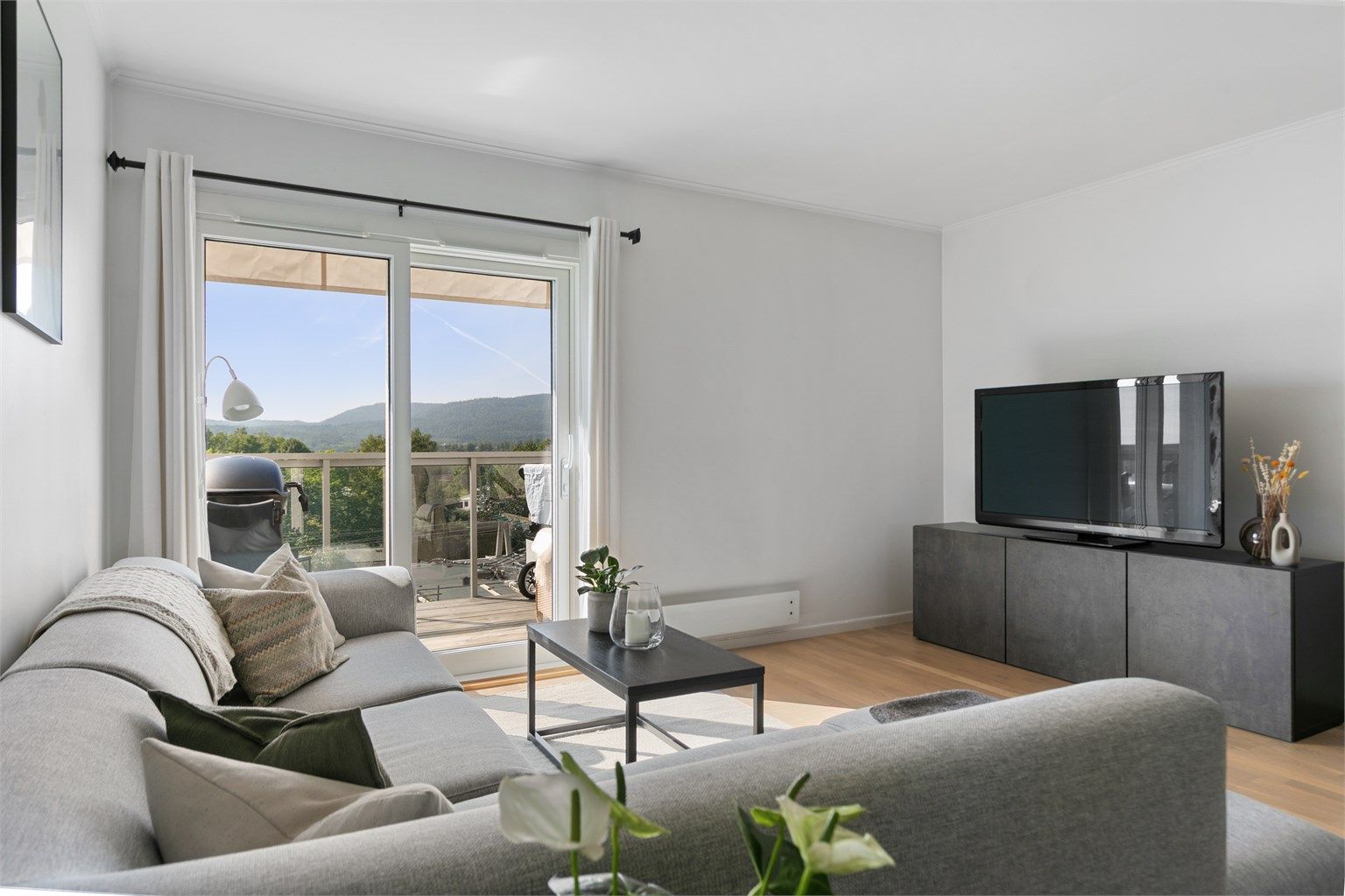 Fra stuen er det direkte utgang til en usjenert, vestvendt balkong på 8 m².