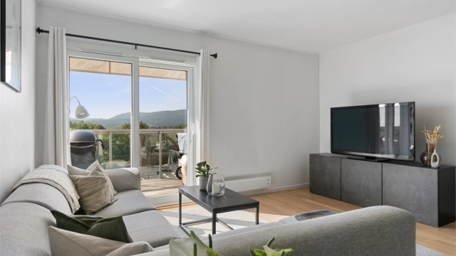 Fra stuen er det direkte utgang til en usjenert, vestvendt balkong på 8 m².