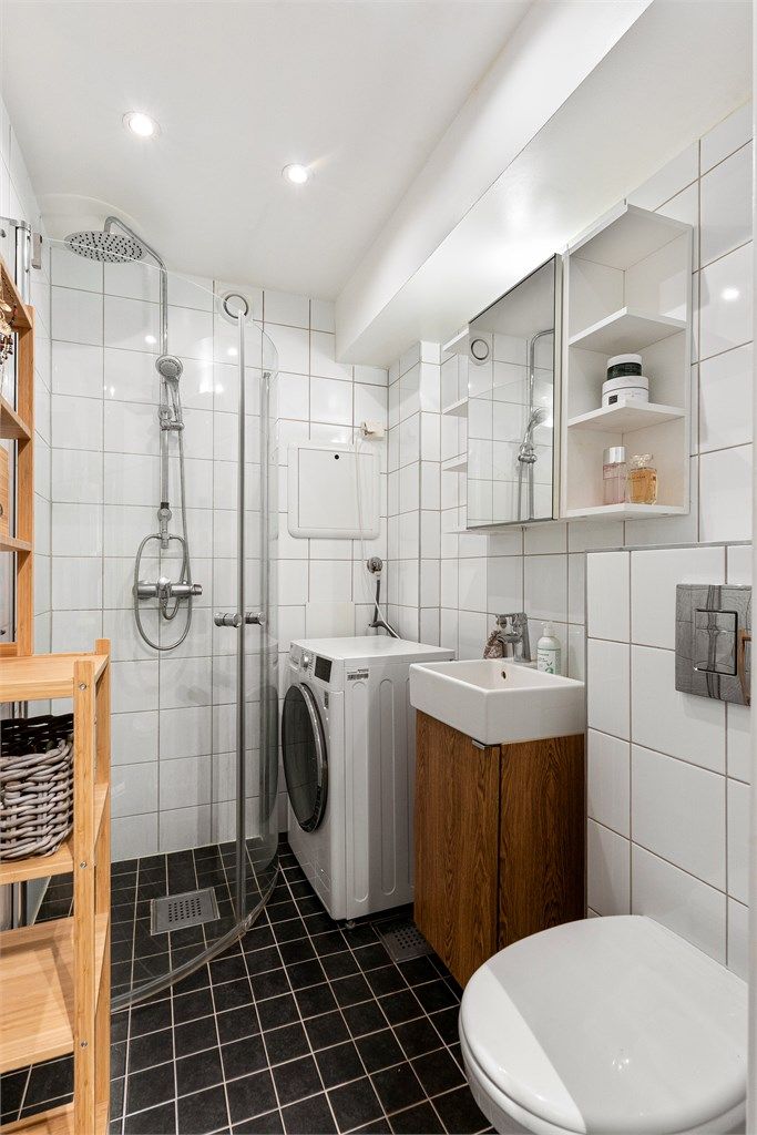 Delikat baderom fra 2012 med fliser på gulv med gulvvarme, fliser på vegger og malt himling