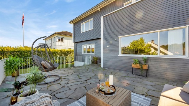 Sol fra morgen til sen ettermiddag på sør/øst (inngangspartiet). Solen beveger seg mot terrasse siden, nord/vest hvor det er sol til kveld.