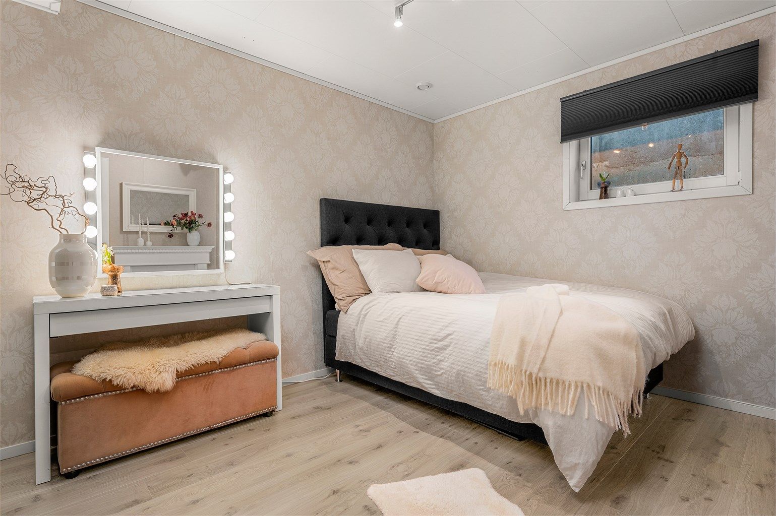 God størrelse gir plass til både dobbeltseng og garderobeløsning.