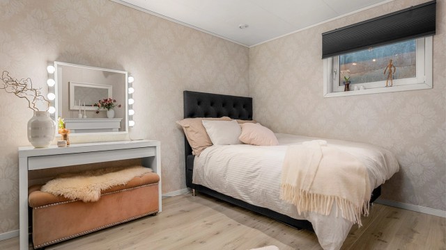 God størrelse gir plass til både dobbeltseng og garderobeløsning.