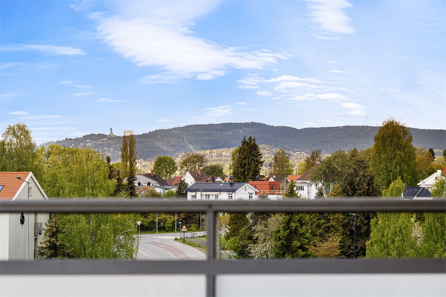 Balkongutsikt vestover mot Holmenkollen 