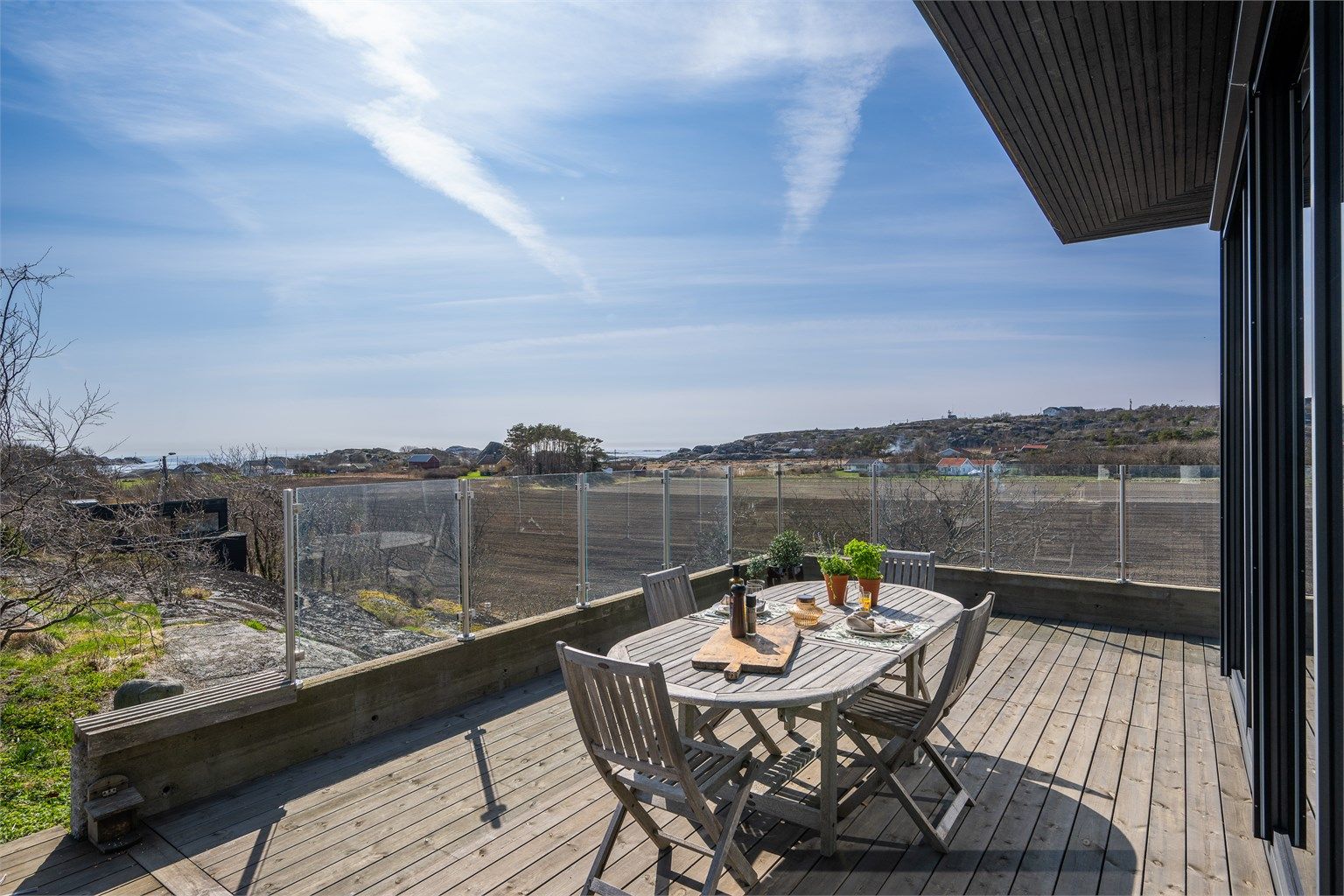 Uteområdene er en stor del av eiendommens kvaliteter, med flere terrasser som til sammen gir rikelig med plass til både avslapning og sosiale sammenkomster