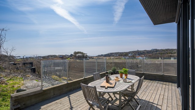 Uteområdene er en stor del av eiendommens kvaliteter, med flere terrasser som til sammen gir rikelig med plass til både avslapning og sosiale sammenkomster