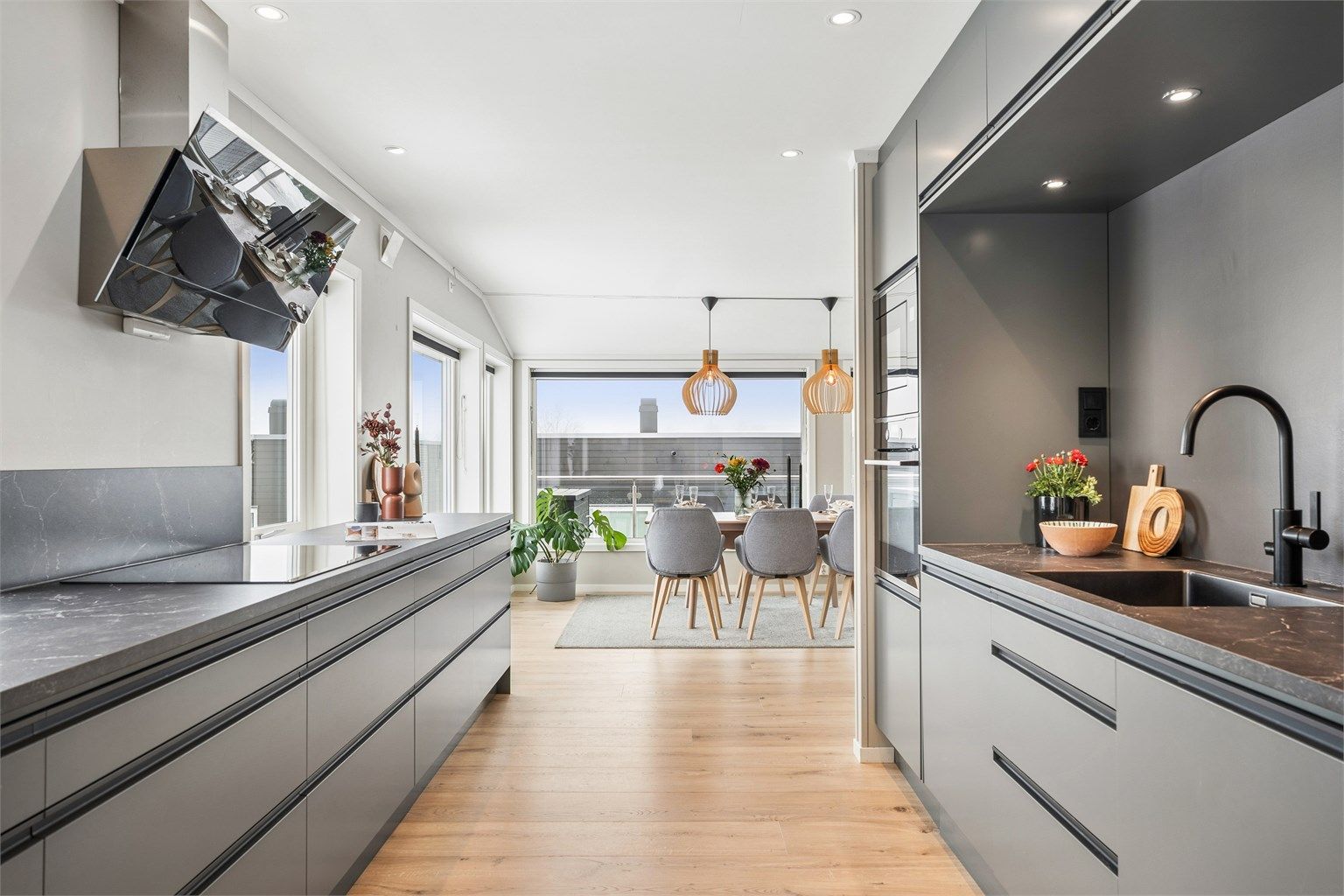 De store vindusflatene gir rikelig med dagslys inn i rommet, og bidrar til en luftig og trivelig atmosfære.