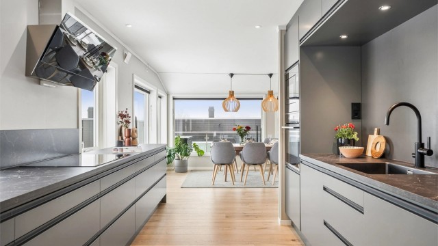 De store vindusflatene gir rikelig med dagslys inn i rommet, og bidrar til en luftig og trivelig atmosfære.