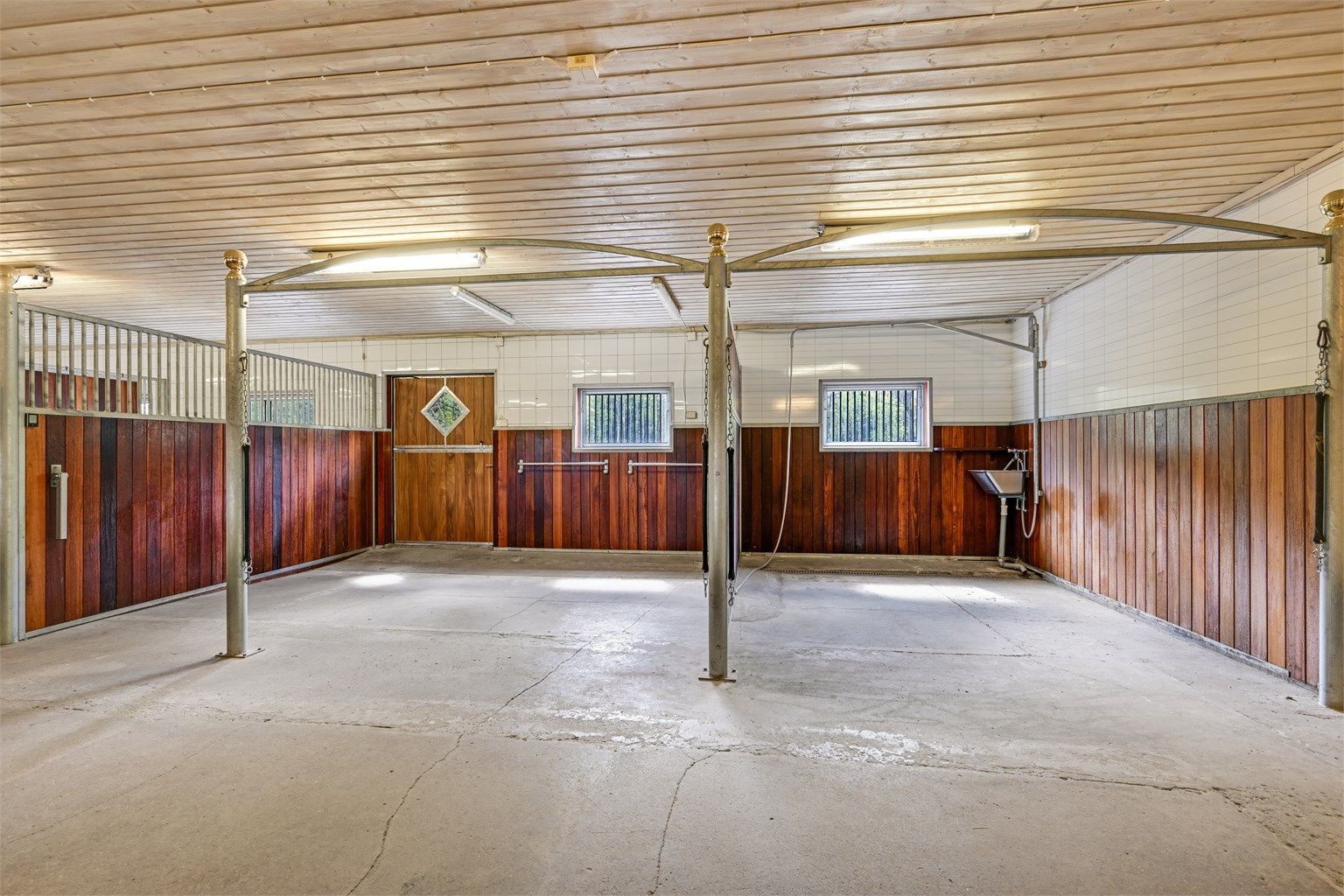  Her finner du en moderne og innbydende stall med totalt syv stallbokser, i tillegg til fôrlager og et praktisk salrom. 