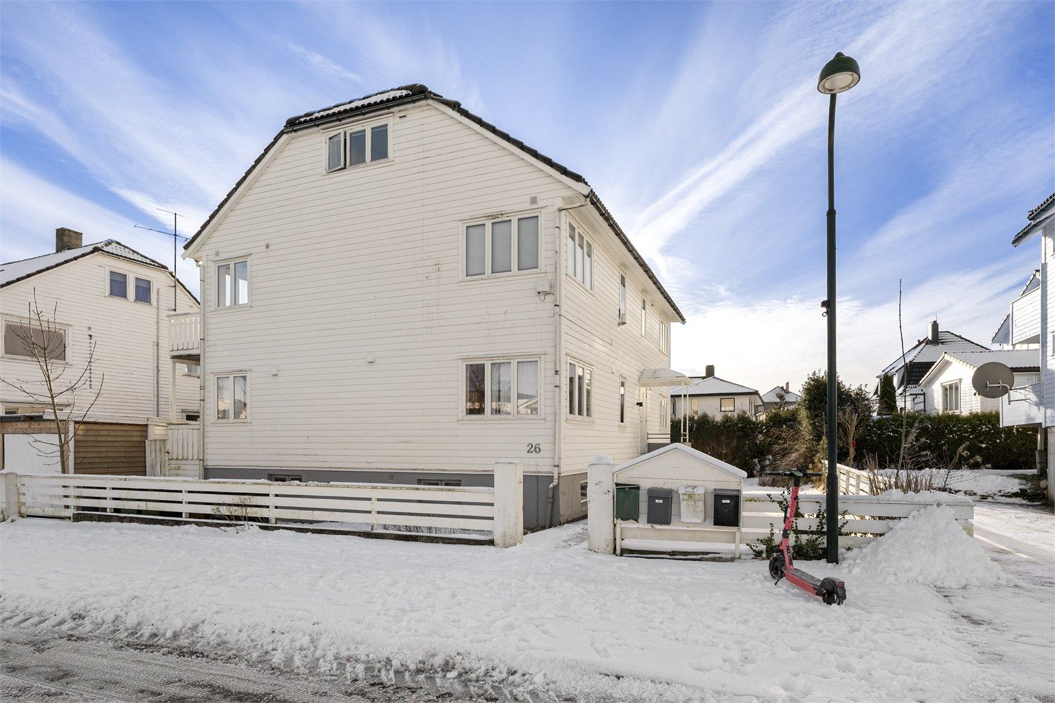 Leiligheten ligger i andre etasje og er vendt mot hagen. Boligen ligger i et attraktivt og sentrumsnært område i Hillevåg, med kort vei til butikker, treningssentre, kafeer og kollektivtransport. Området byr også på flotte turmuligheter.