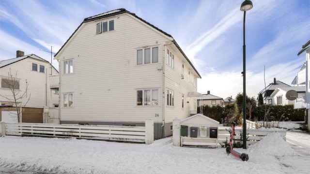 Leiligheten ligger i andre etasje og er vendt mot hagen. Boligen ligger i et attraktivt og sentrumsnært område i Hillevåg, med kort vei til butikker, treningssentre, kafeer og kollektivtransport. Området byr også på flotte turmuligheter.