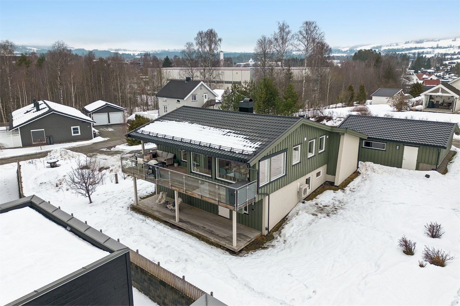 Fra boligen er det rundt 1,5–1,7 km til Brumunddal sentrum, noe som gir enkel tilgang til et variert utvalg av butikker, servicetilbud og spisesteder.