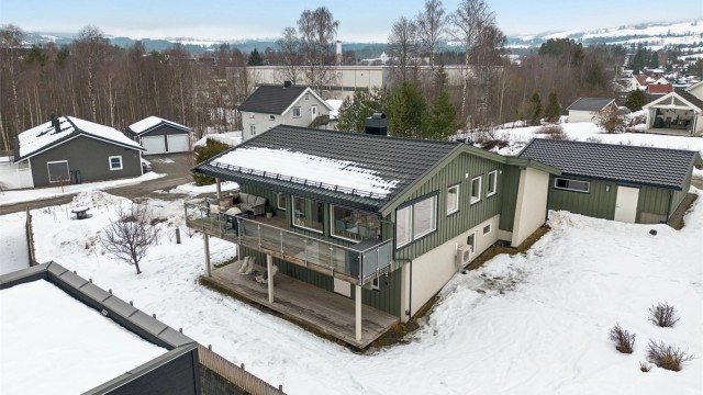 Fra boligen er det rundt 1,5–1,7 km til Brumunddal sentrum, noe som gir enkel tilgang til et variert utvalg av butikker, servicetilbud og spisesteder.