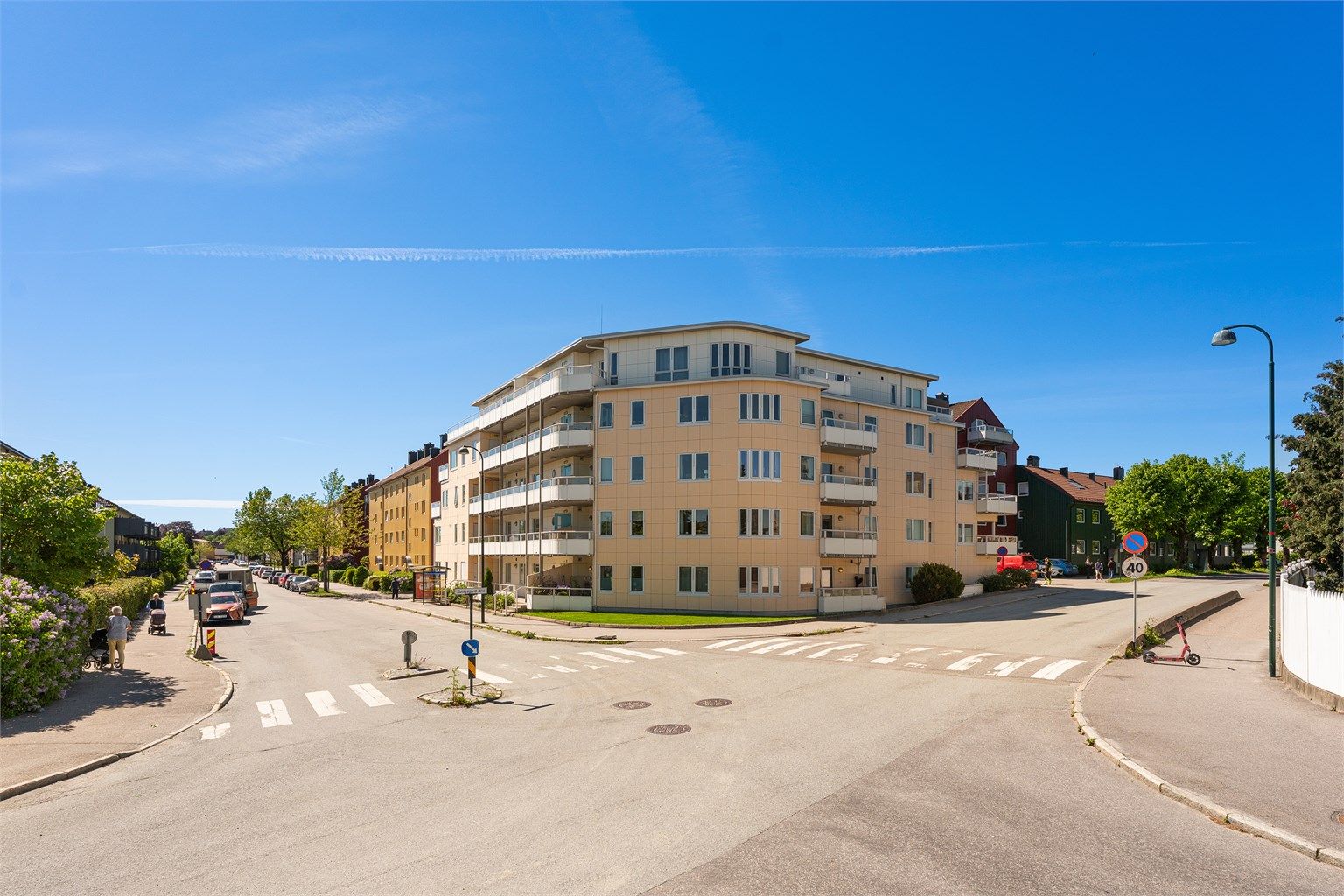 Leiligheten ligger i 2.etasje, og har en sentral og flott beliggenhet på Lund med flere hverdagsfasiliteter rett i nærheten. 