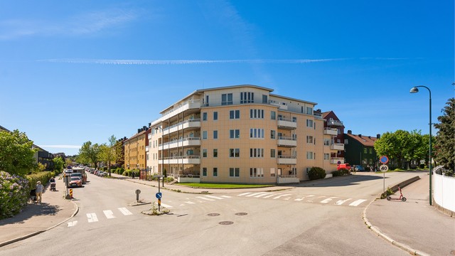Leiligheten ligger i 2.etasje, og har en sentral og flott beliggenhet på Lund med flere hverdagsfasiliteter rett i nærheten.