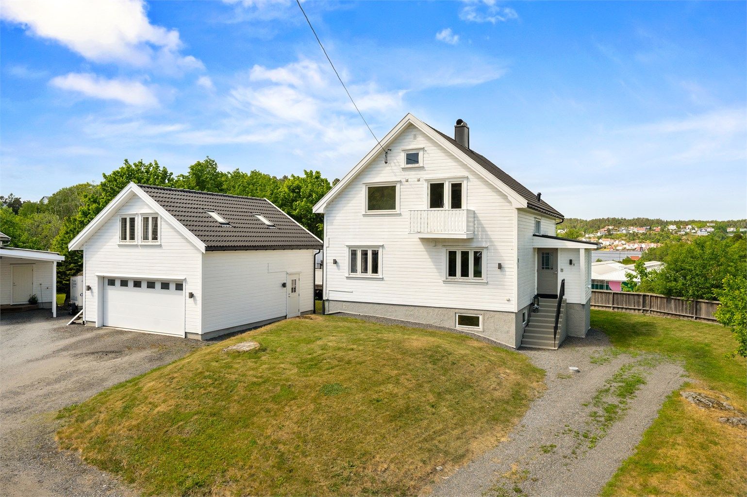 Vesterveien 197 A -Innholdsrik enebolig på romslig tomt, dobbel garasje og utsikt mot Hølen
