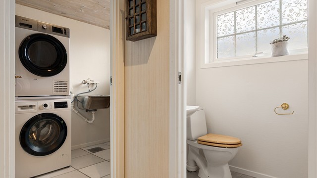 Det er et vaskerom og separat wc rom i 1.etg