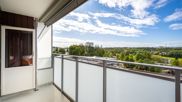 Balkongen vender mot vest og byr på ettermiddags- og kveldssol, med solnedgang over Holmenkollen.