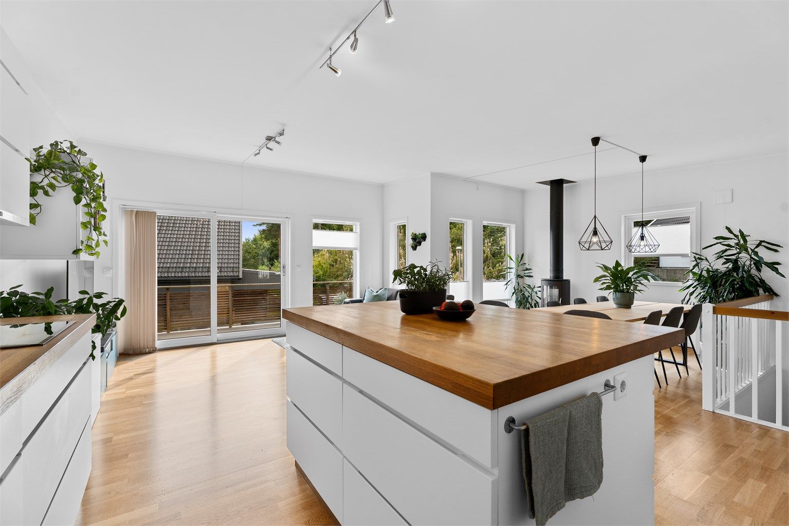 Lys og lekker hovedetasje med stue, kjøkken og spisestue samt utgang til solrik uteplass 