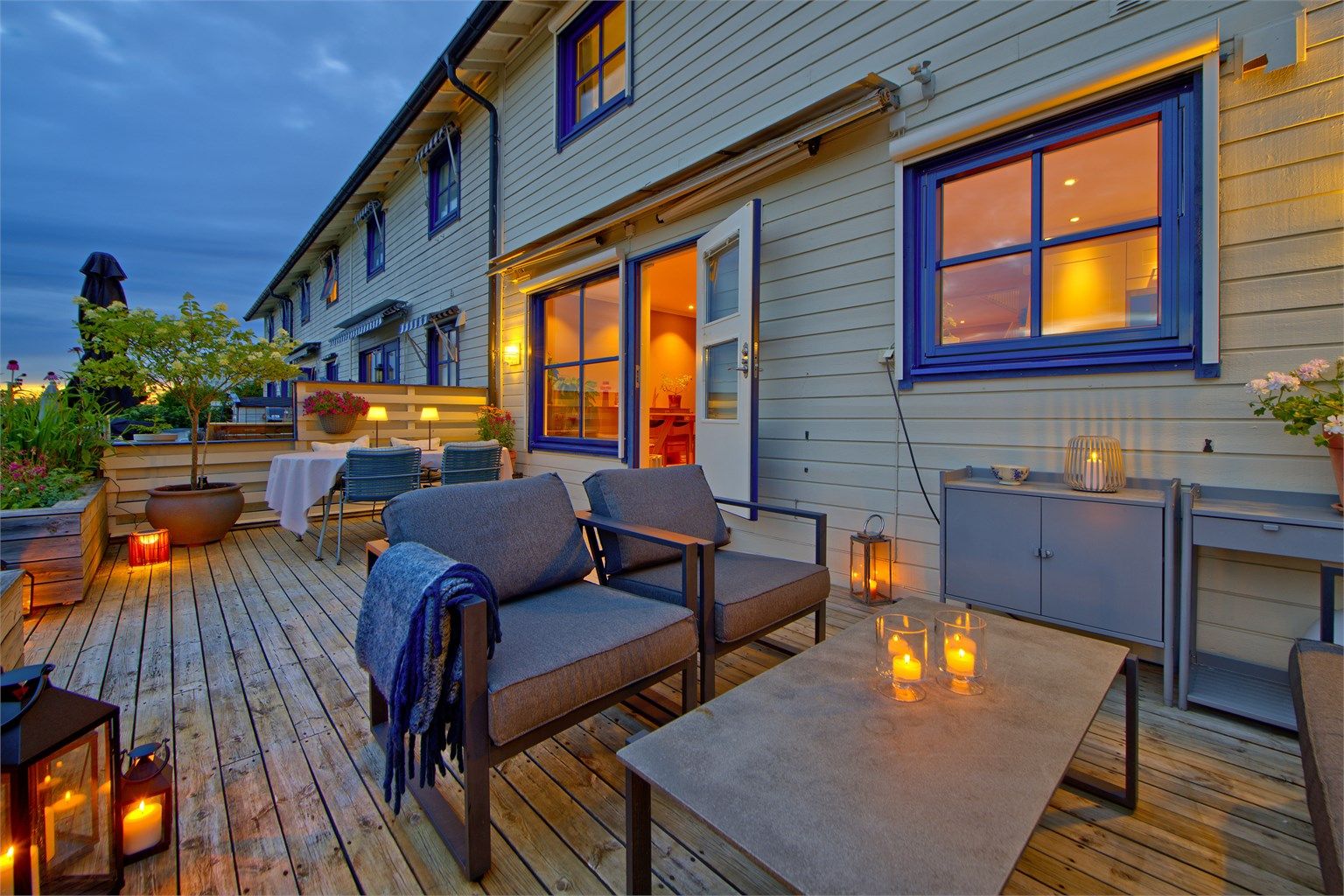Uteplass med adkomst fra stue - stor terrasse på ca. 24 kvm - her kan man både innrede med spisebord og sofagrupper