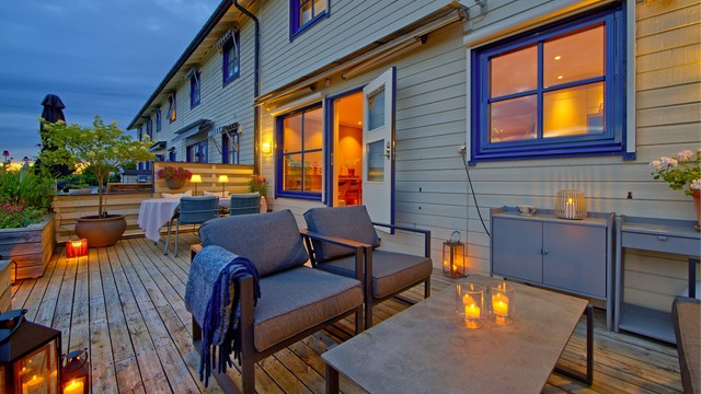 Uteplass med adkomst fra stue - stor terrasse på ca. 24 kvm - her kan man både innrede med spisebord og sofagrupper