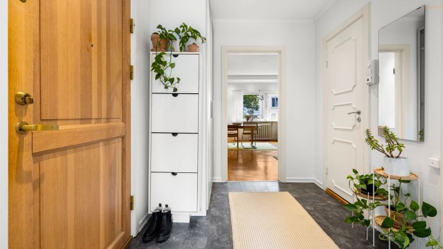Entréen har god plass til oppheng av yttertøy og sko, samt mulighet for ytterligere oppbevaringsløsninger.