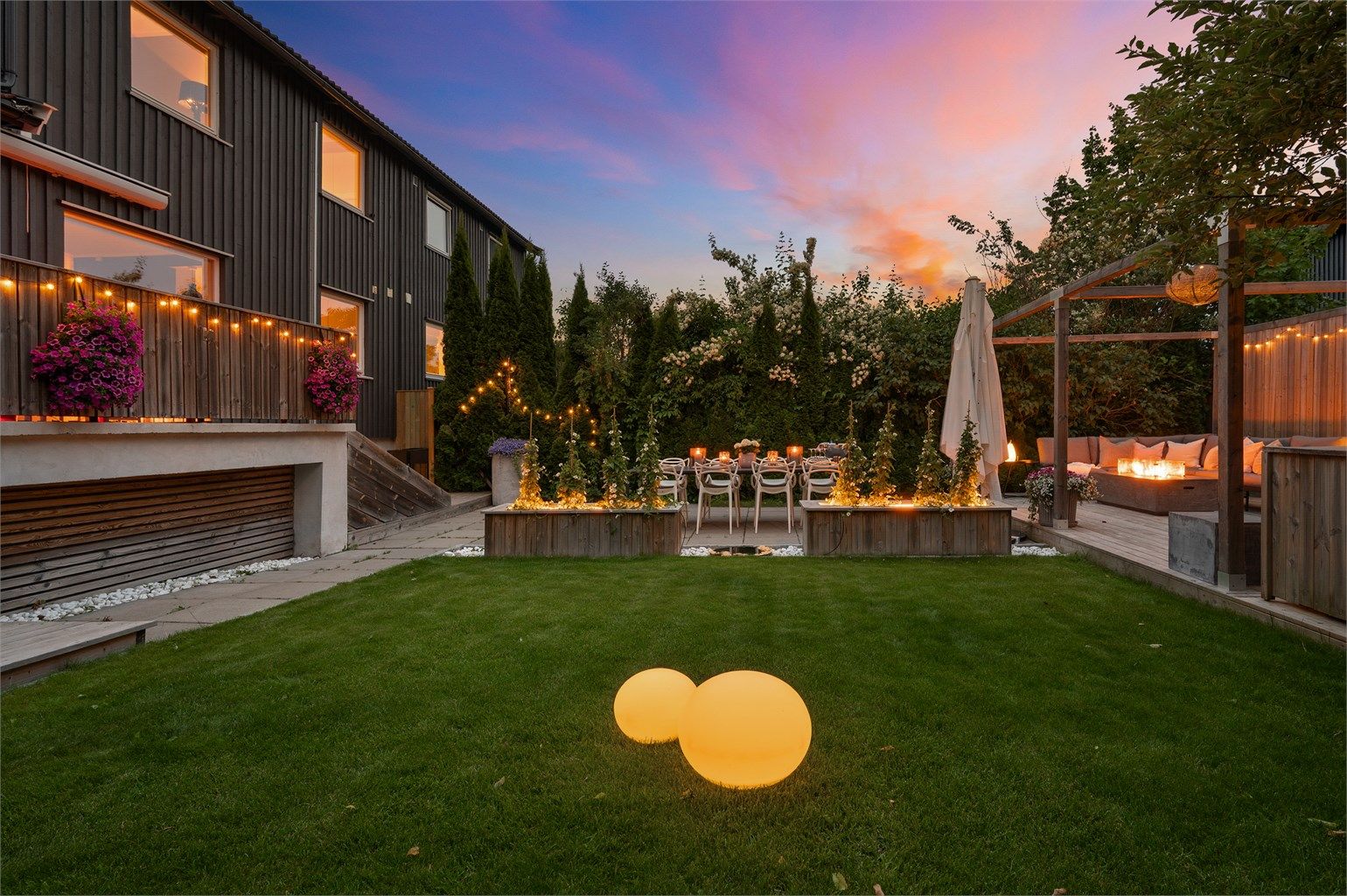 Velkommen til Munkerudvollen 32A - Solrik og meget pen vertikaldelt bolig | Flott hage | Garasje | Barnevennlig