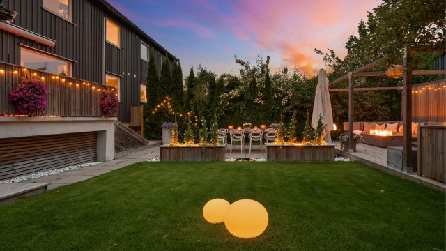 Velkommen til Munkerudvollen 32A - Solrik og meget pen vertikaldelt bolig | Flott hage | Garasje | Barnevennlig