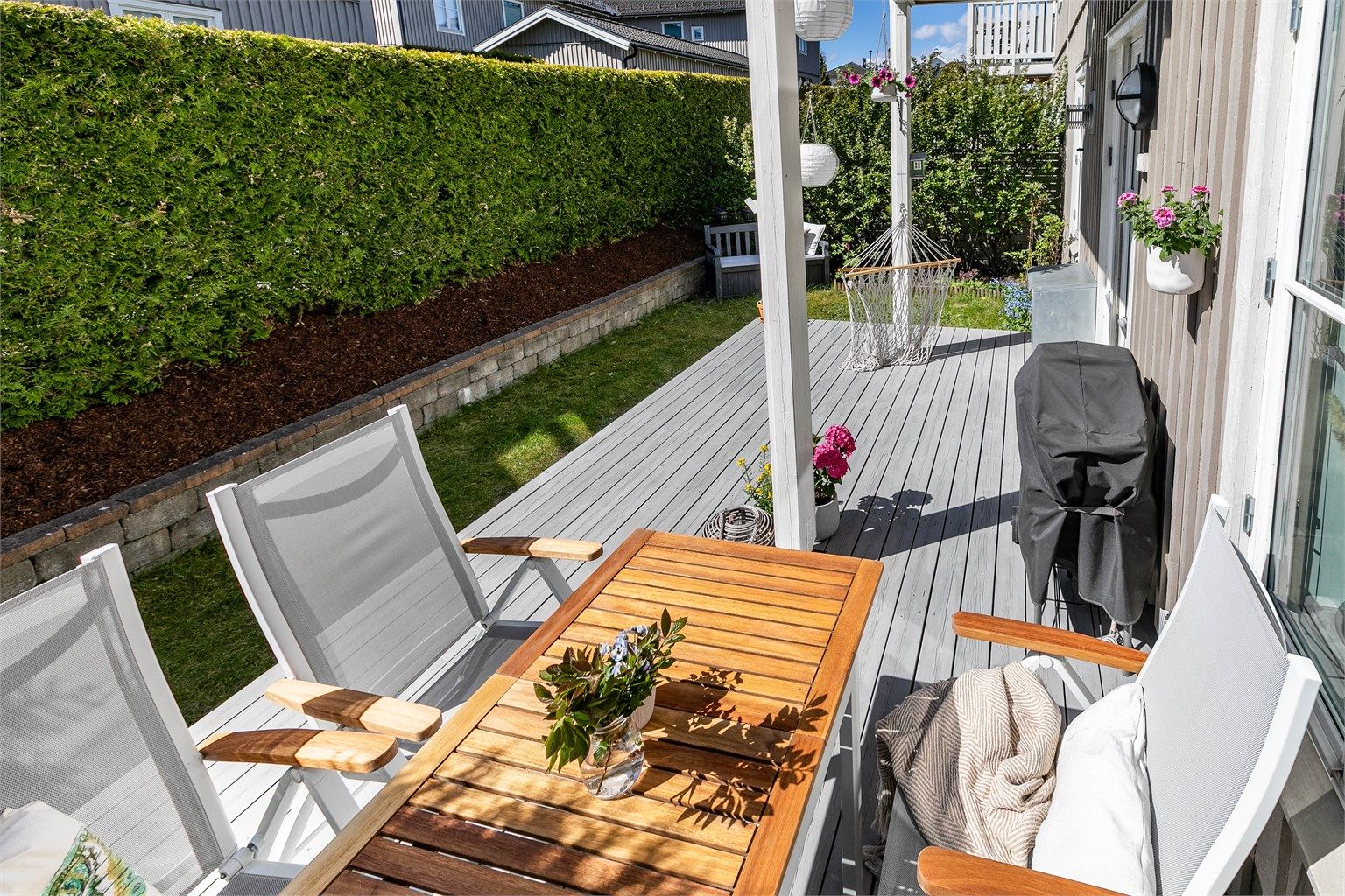 Om du ønsker å bo lettstelt, men fortsatt ha tilgang til et eget uteareal vil denne leiligheten med usjenert terrasse og hageflekk være et attraktivt alternativ.